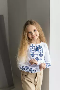 Вышитая футболка с длинным рукавом для девочки с геометрическим орнаментом «Звездное сияние (синяя)»