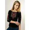 Молодіжна жіноча вишита футболка із рукавом 3/4 чорного кольору із червоним орнаментом «Гуцулка» Молодіжна жіноча вишита футболка із рукавом 3/4 чорного кольору із червоним орнаментом «Гуцулка»