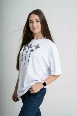 Жіноча oversize футболка з вишивкою на грудях у білому кольорі "Меланія" Жіноча oversize футболка з вишивкою на грудях у білому кольорі "Меланія"