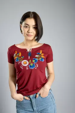 Бордова жіноча футболка з квітковою вишивкою "Віночок" Бордова жіноча футболка з квітковою вишивкою "Віночок"