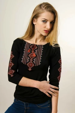 Молодежная женская вышитая футболка с рукавом 3/4 черного цвета с красным орнаментом «Гуцулка»