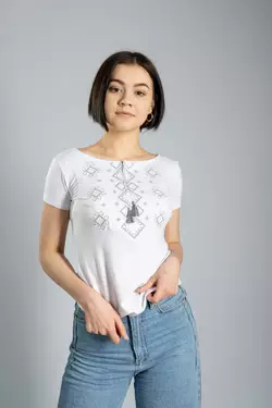 Жіноча вишита футболка білого кольору із сірою вишивкою ""Карпатський орнамент" Жіноча вишита футболка білого кольору із сірою вишивкою ""Карпатський орнамент"