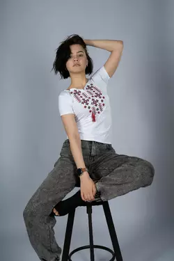 Класична біла жіноча вишита футболка «Зоряне сяйво (червона вишивка)» Класична біла жіноча вишита футболка «Зоряне сяйво (червона вишивка)»