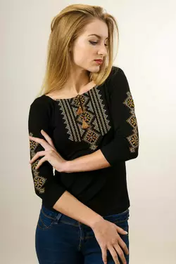 Женская вышитая футболка с рукавом 3/4 черного цвета с коричневым геометрическим орнаментом «Гуцулка»