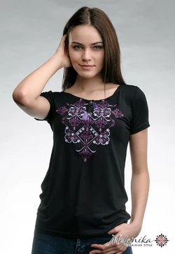 Оригинальная женская вышитая футболка на лето в черном цвете «Элегия (фиолетовая вышивка)»