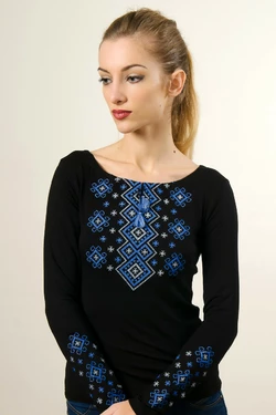 Стильная вышиванка с длинным рукавом черного цвета «Карпатский орнамент (голубая вышивка)»