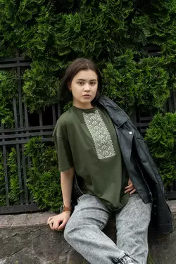 Повсякденна жіноча футболка зеленого кольору із вишитим візерунком "Два кольори" Повсякденна жіноча футболка зеленого кольору із вишитим візерунком "Два кольори"