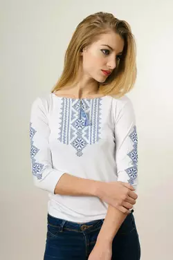 Повседневная женская вышиванка с рукавом 3/4 белого цвета с синей вышивкой «Гуцулка»