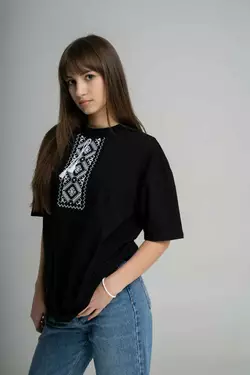 Чорна жіноча оверсайз футболка з геометричною вишивкою "Низинка" Чорна жіноча оверсайз футболка з геометричною вишивкою "Низинка"