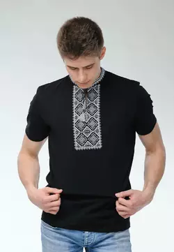 Стримана чоловіча футболка на короткий рукав у чорному кольорі «Отаманська (сіра вишивка)» Стримана чоловіча футболка на короткий рукав у чорному кольорі «Отаманська (сіра вишивка)»