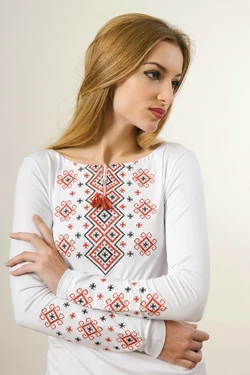 Женская вышитая футболка с длинным рукавом в этно стиле «Красный карпатский орнамент»