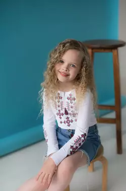 Вишита футболка на довгий рукав для дівчинки із геометричним орнаментом «Зоряне сяйво (червона)» Вишита футболка на довгий рукав для дівчинки із геометричним орнаментом «Зоряне сяйво (червона)»