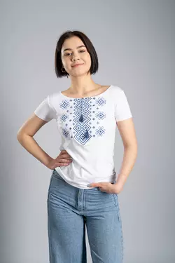 Жіноча вишита футболка на короткий рукав із круглою горловиною «Карпатський орнамент (блакитна вишивка)» Жіноча вишита футболка на короткий рукав із круглою горловиною «Карпатський орнамент (блакитна вишивка)»