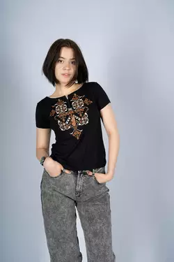 Чорна жіноча вишита футболка на кожен день у патріотичному стилі «Елегія (коричнева вишивка)» Чорна жіноча вишита футболка на кожен день у патріотичному стилі «Елегія (коричнева вишивка)»