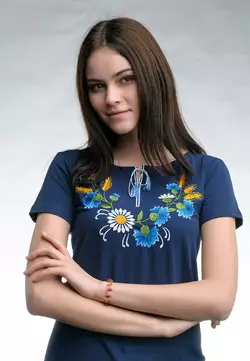 Женская вышитая футболка темно-синего цвета с цветочным орнаментом в украинском стиле «Веночек»