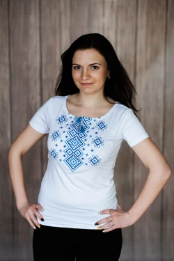 Женская вышитая футболка с коротким рукавом с круглой горловиной «Карпатский орнамент (голубая вышивка)»