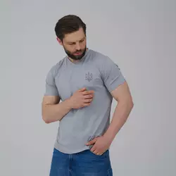 Футб сіра чоловіча з V-вирізом "Тризуб" темно-сіра вишивка Футб сіра чоловіча з V-вирізом "Тризуб" темно-сіра вишивка