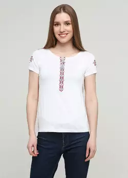 Стильная вышитая футболка на лето с вишневой вышивкой «Нежность»