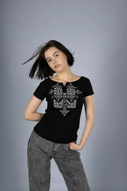 Повсякденна жіноча вишита футболка у чорному кольорі «Елегія (сіра вишивка)» Повсякденна жіноча вишита футболка у чорному кольорі «Елегія (сіра вишивка)»