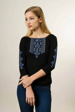 Модная женская футболка с вышивкой с рукавом 3/4 черного цвета с голубым орнаментом «Гуцулка»