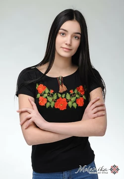 Женская вышитая футболка в черном цвете с широкой горловиной «Нежность роз»