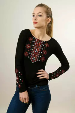 Витончена чорна жіноча вишита футболка «Карпатський орнамент (червона вишивка)» Витончена чорна жіноча вишита футболка «Карпатський орнамент (червона вишивка)»
