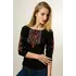 Молодіжна жіноча вишита футболка із рукавом 3/4 чорного кольору із червоним орнаментом «Гуцулка» Молодіжна жіноча вишита футболка із рукавом 3/4 чорного кольору із червоним орнаментом «Гуцулка»